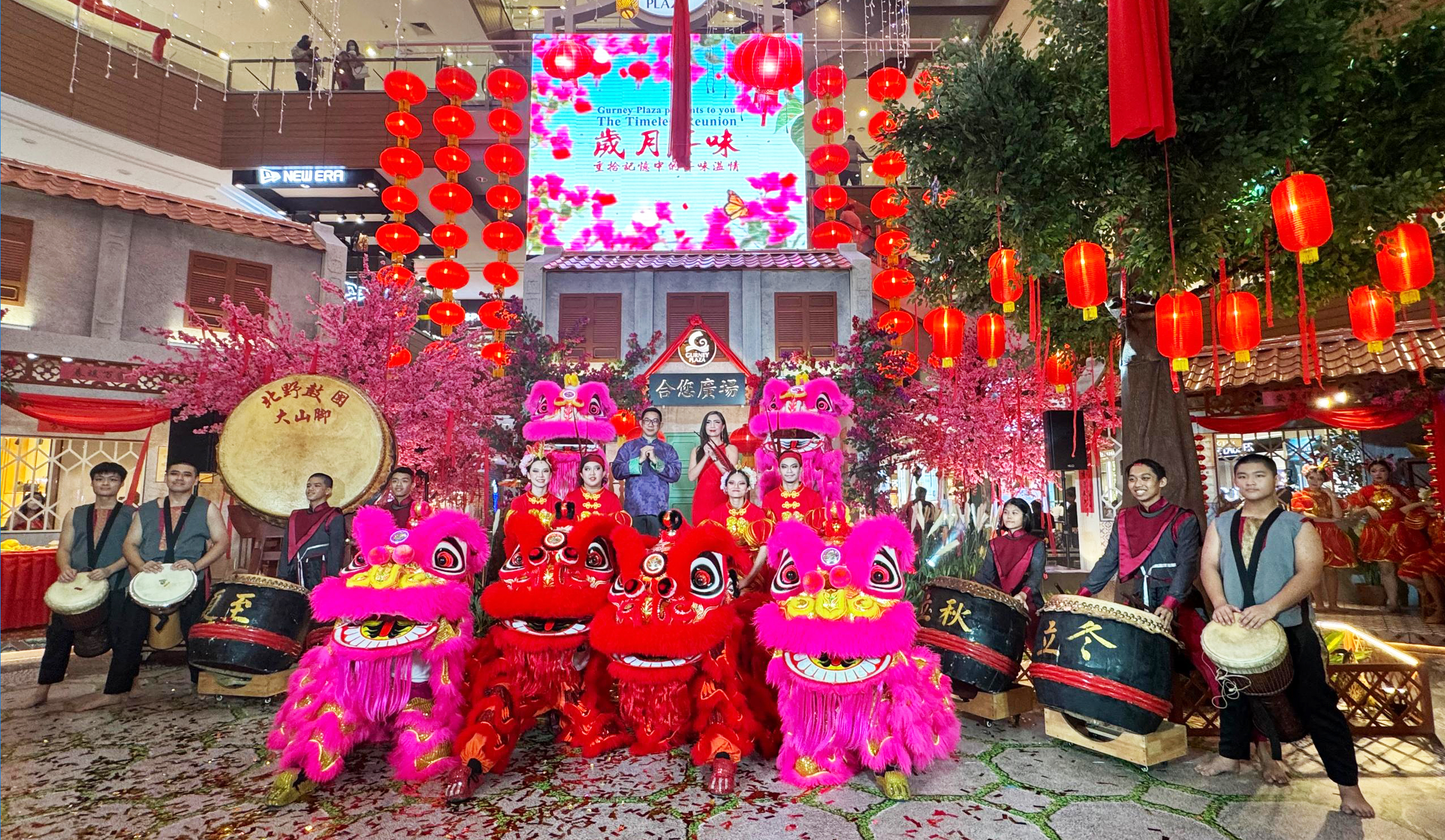 吳君兒（右）與陳松江（左），為合您廣場新春慶典活動，主持開幕儀式。