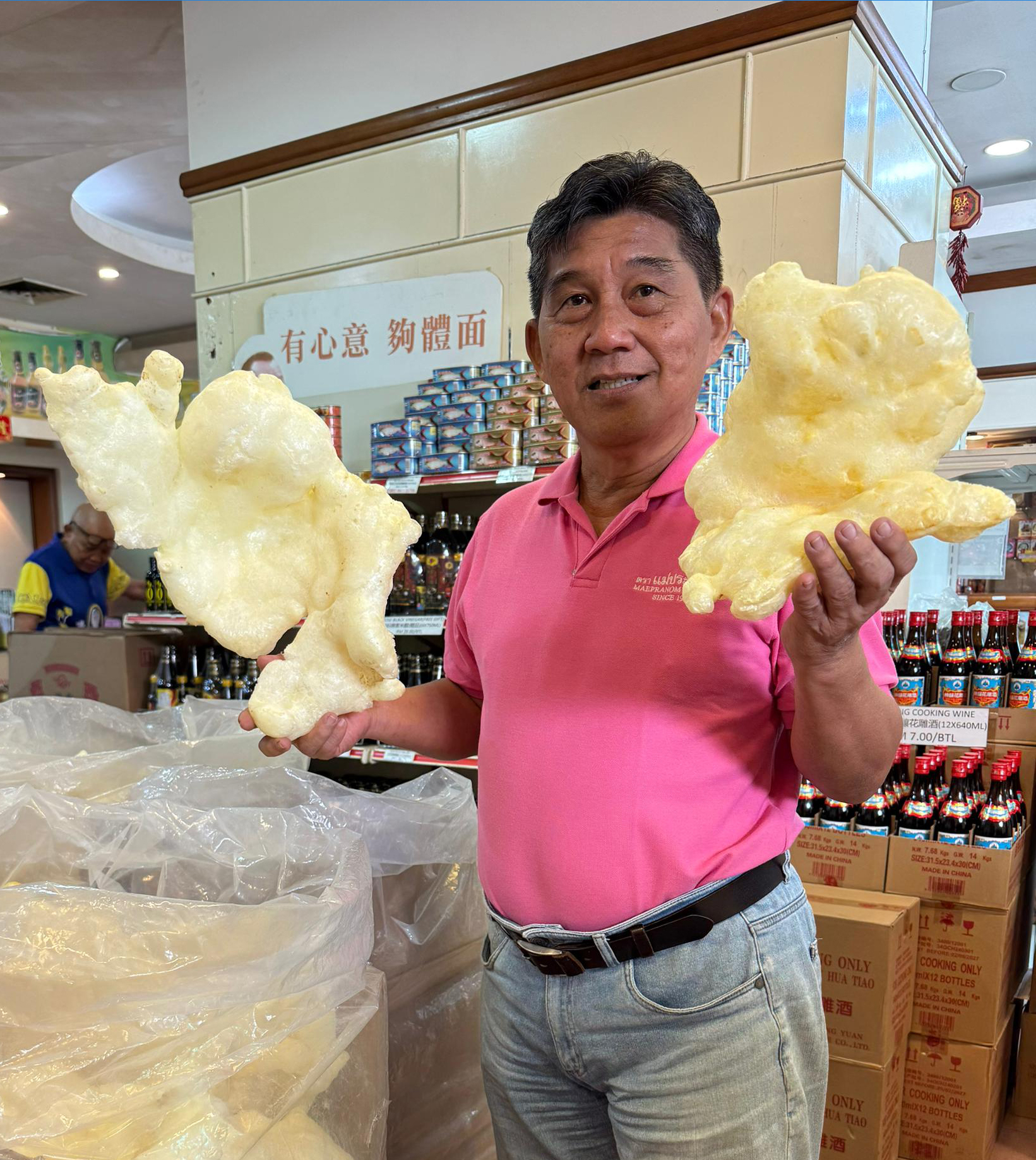 郑培英展示A特选葫芦鰾。