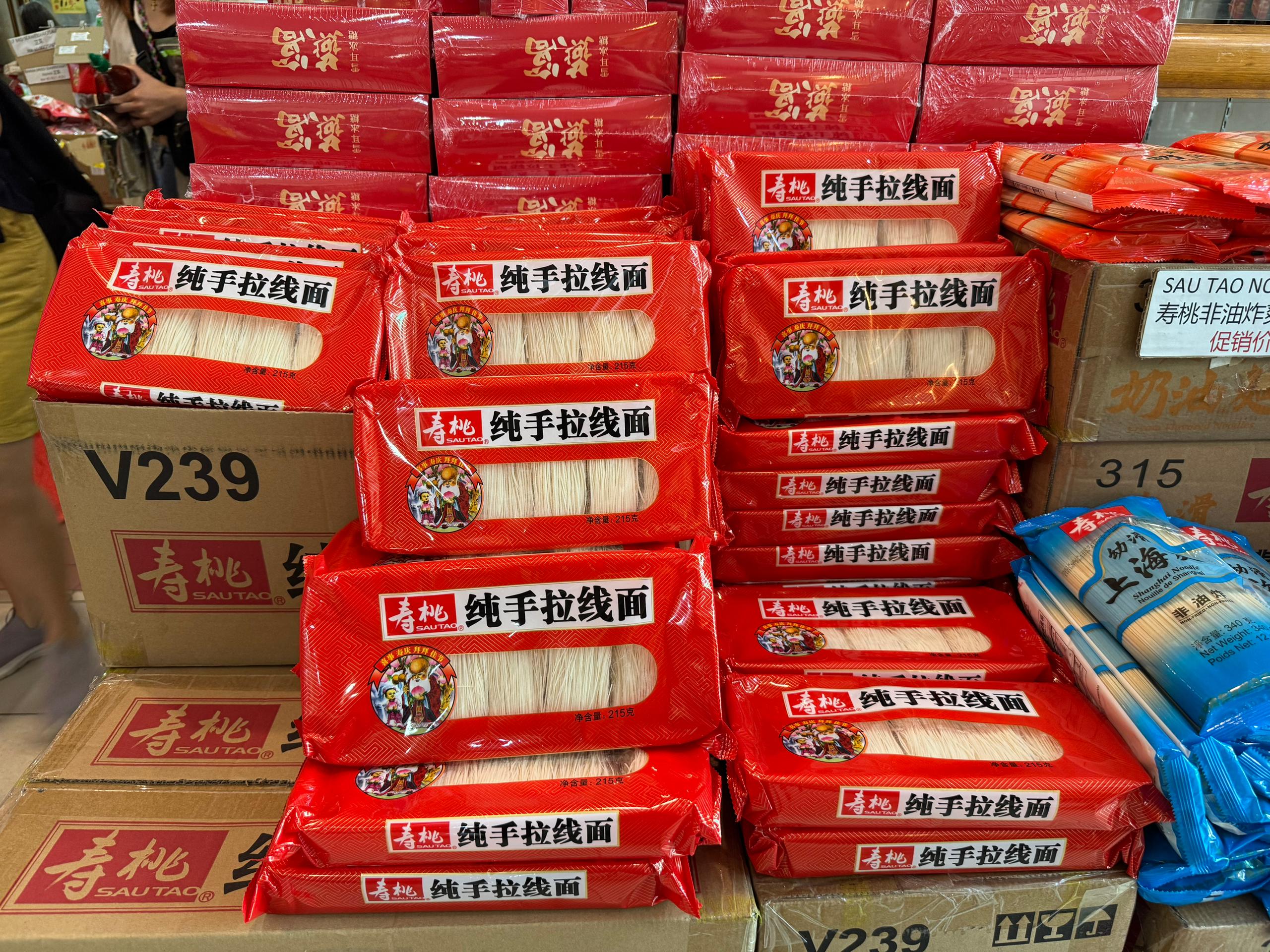 香港寿桃牌纯手拉线面（麵线），口感十足，只需简单的灌上火锅热汤，即可食用。