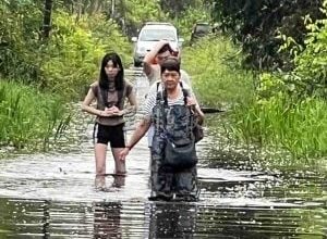 Photo of 涨水不退 居民恐在水中过年