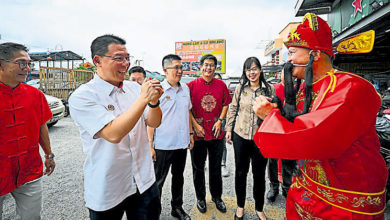 Photo of 鲍鱼款待乐龄选民 万里望火箭万岁宴热闹