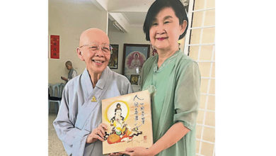 Photo of 人间菩萨、一路芬芳画册付梓 收入全数捐净莲慈悲院