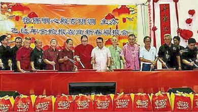 Photo of 黄家杰与官员沟通  狗牌申请将简化