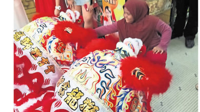 Photo of 路过客家公会补天穿 巫裔女童与财神合照