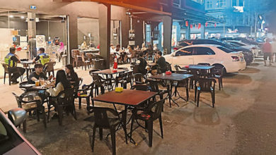 Photo of 违例摆桌椅霸停车位 古来市会罚食肆