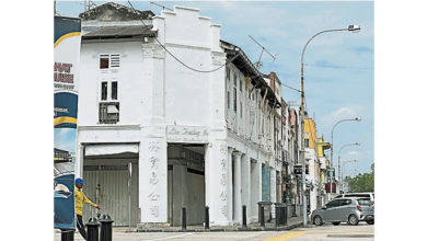 Photo of 峇市老店屋柱子牆面 浮雕中文字将上金漆