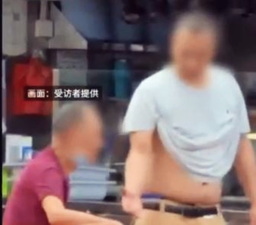 试图与陌生人握手，但大多数人都避而远之。