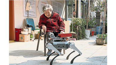 Photo of 机器狗送药互动 养老院长者新宠