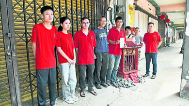 Photo of 6神龛被指占用政府地 限令店家14天内移走