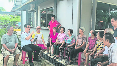 Photo of 罗里进出沙石厂沙尘滚滚 亚逸文满村民天天吃尘
