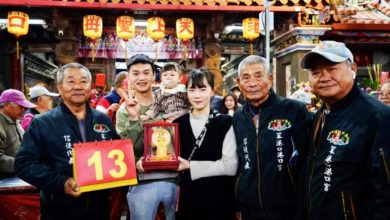 Photo of 破纪录连掷13圣筊 1岁女童抱走金妈祖