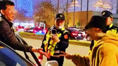 Photo of 车主看灯会抢车位 警察出妙招 猜拳定输赢