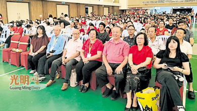 Photo of 【甲抛峇底培育华小春节联欢会】让学生深入了解AI 庄南隆盼校方办讲座