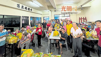 Photo of 减轻负担 开心过年 北海天公坛施赠50长者