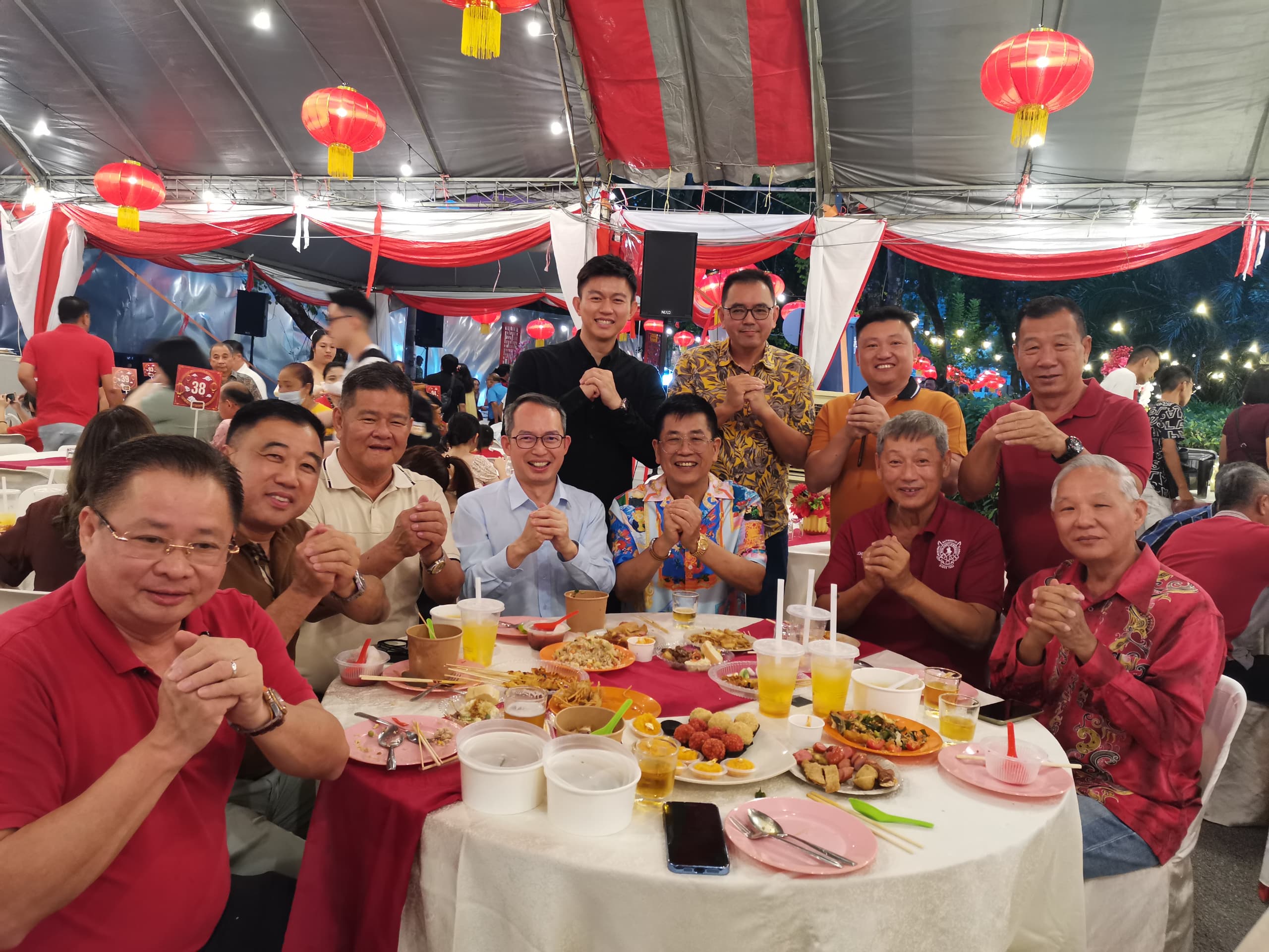坐左起陈添平、陈睦来、彭荣钦、刘子健、陈人彬、许辉龙、马良金,站右起杨照君,吴祠竣,黄基川及彭镇玮恭祝各界蛇年行大运,恭喜发财。