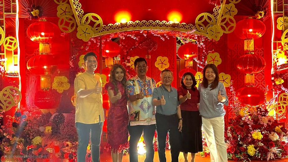 林秀琴(右一),戴良成夫妇及洪明泉(左一)登门祝贺陈人彬夫妇。