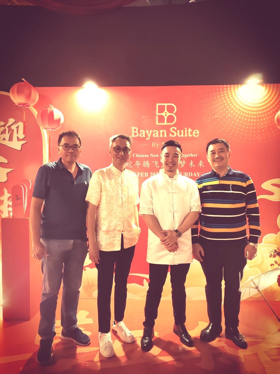 宋明威（左二）和郭献隆，盛情接待光明日报高级广告专员黄基川（左一）及南洋商报北马区主任陈富全（右一）。