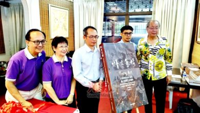Photo of 《烽火艺情》新书推介礼 骆锦地：探讨翁占秋时代价值