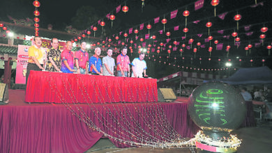 Photo of 下雨无阻亮灯仪式 柔古庙游神掀序幕