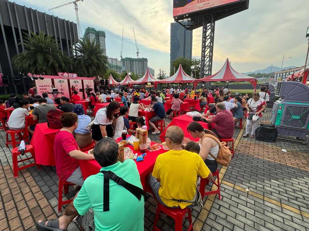现场设有多家美食摊位,让民眾享受美食饗宴。