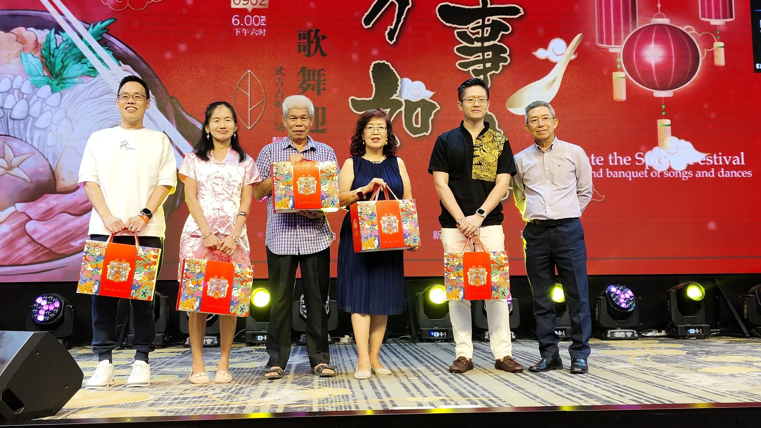 拿督林金兴(右一)颁奖予幸运儿后合影。