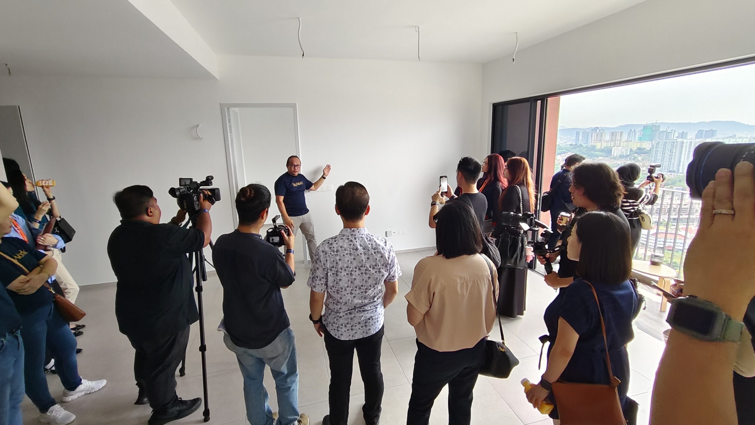 SkyWorld Development Berhad首席执行长李志成自豪地向各媒体代表展示实际单位的卓越工艺，凸显对细节的细緻关注。