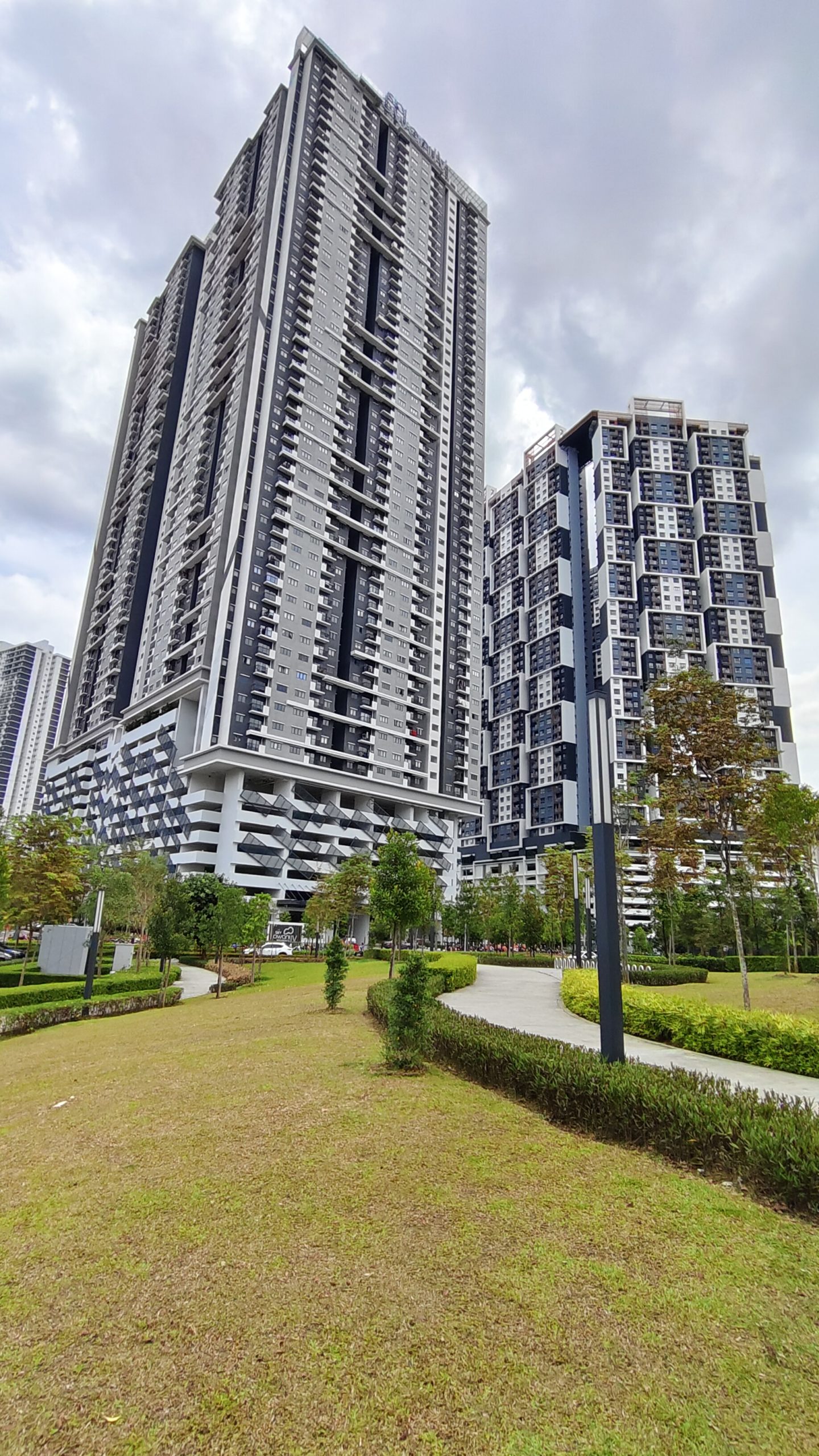 荣获许多建筑奖项的SkyWorld Awani系列的SkyAwani 3（右）和SkyAwani 4宏伟外观。