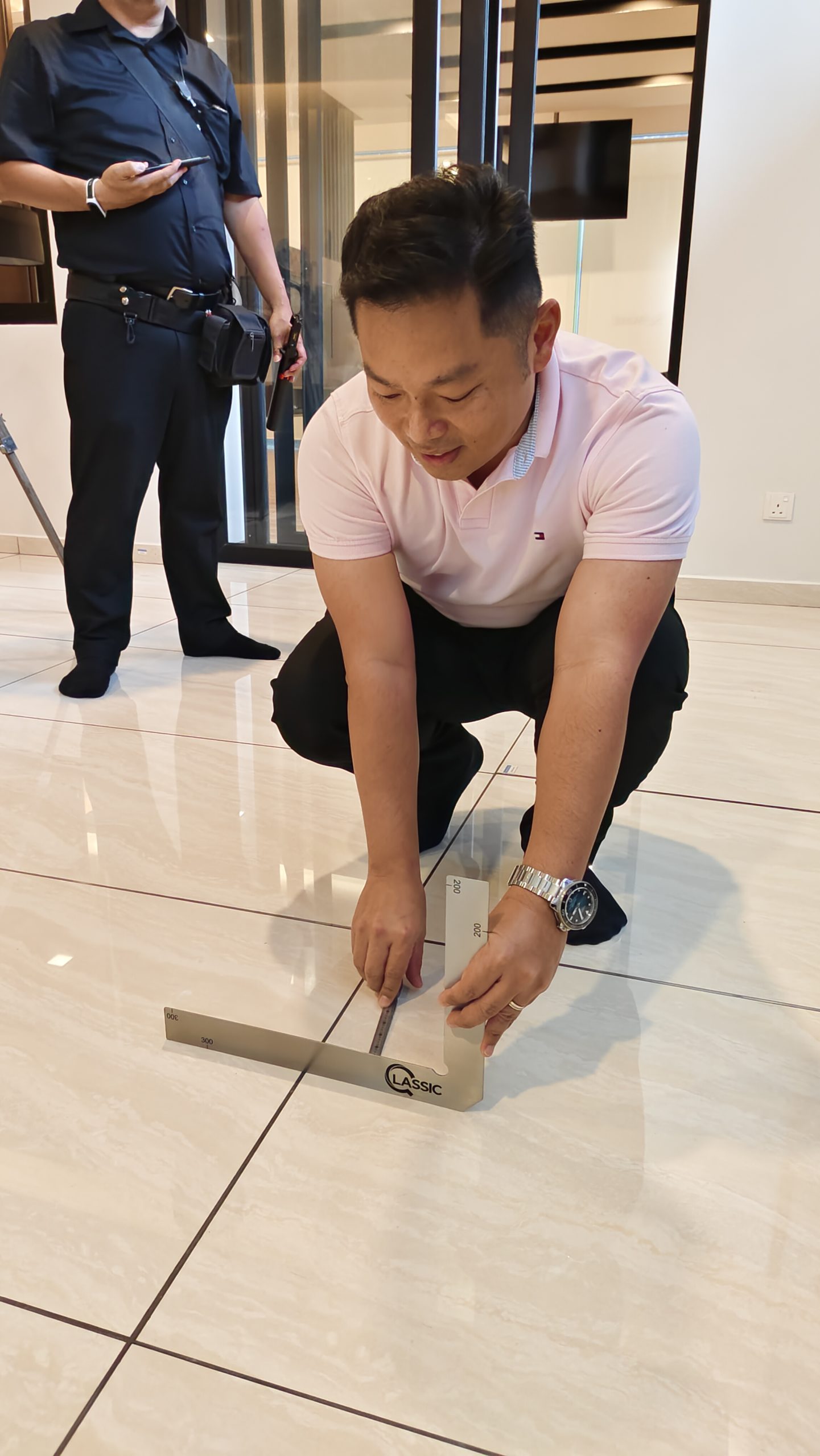 项目审查组副总经理钟文田对每一项工程的各别建设都悉心把关。