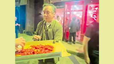 Photo of 成龙当街吃pizza 依然很生猛