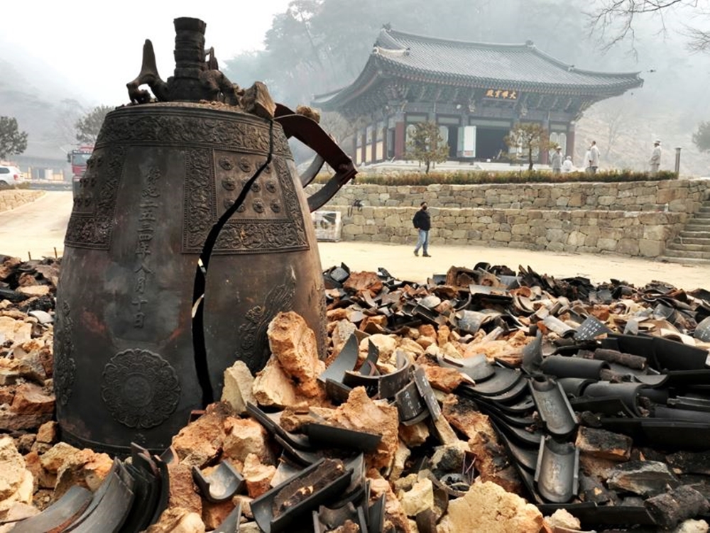 千年古寺孤雲寺被燒成灰燼，只留下殘鐘斷瓦。