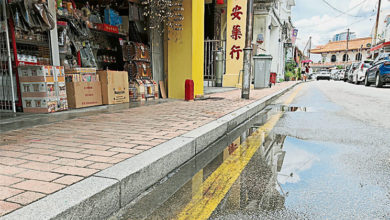 Photo of 商家：地下水管长期漏水 污水被轿车溅进店面