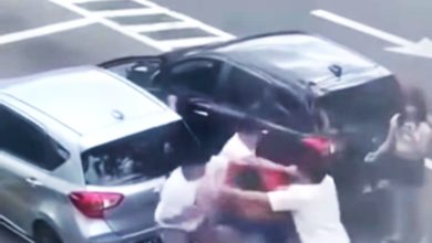 Photo of 视频〡4男路口下车拳脚相向 同行者急劝阻