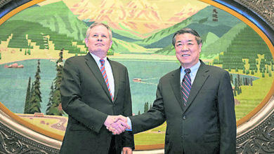 Photo of 何立峰晤美议员戴恩斯 中反对经贸问题武器化