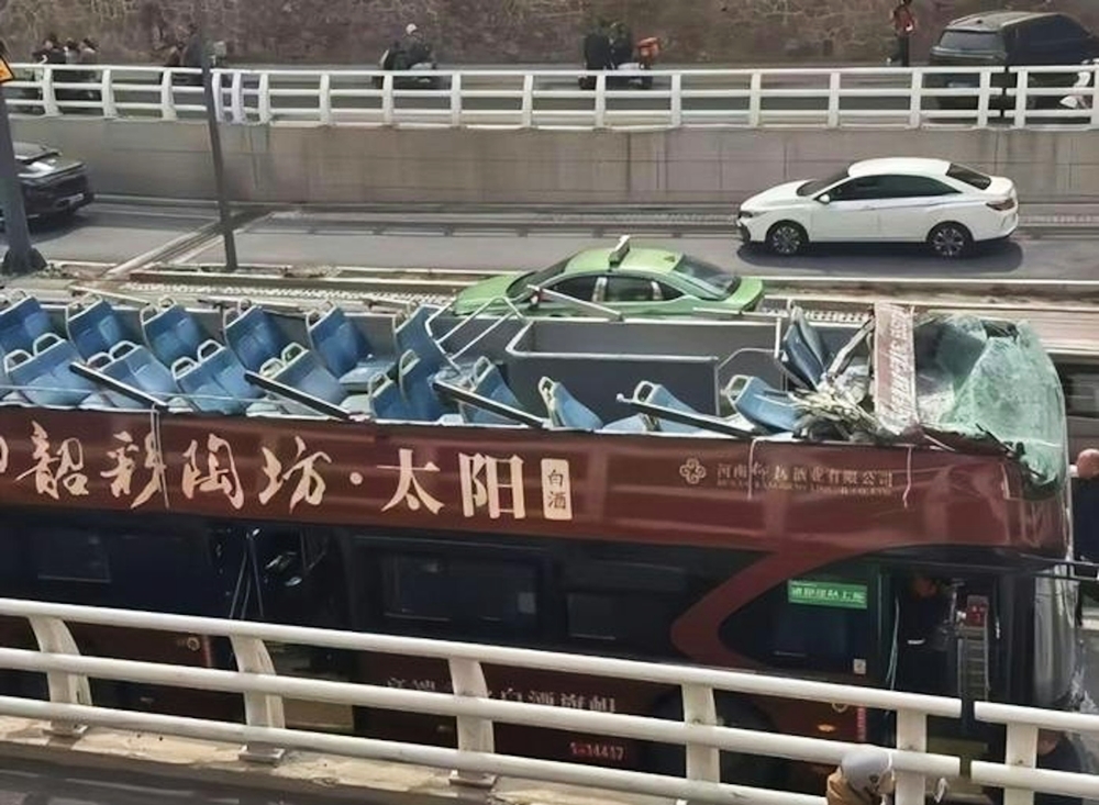 上層車頂與隧道頂部發生劇烈碰撞,導致整個二層頂部被「齊刷刷掀開」。