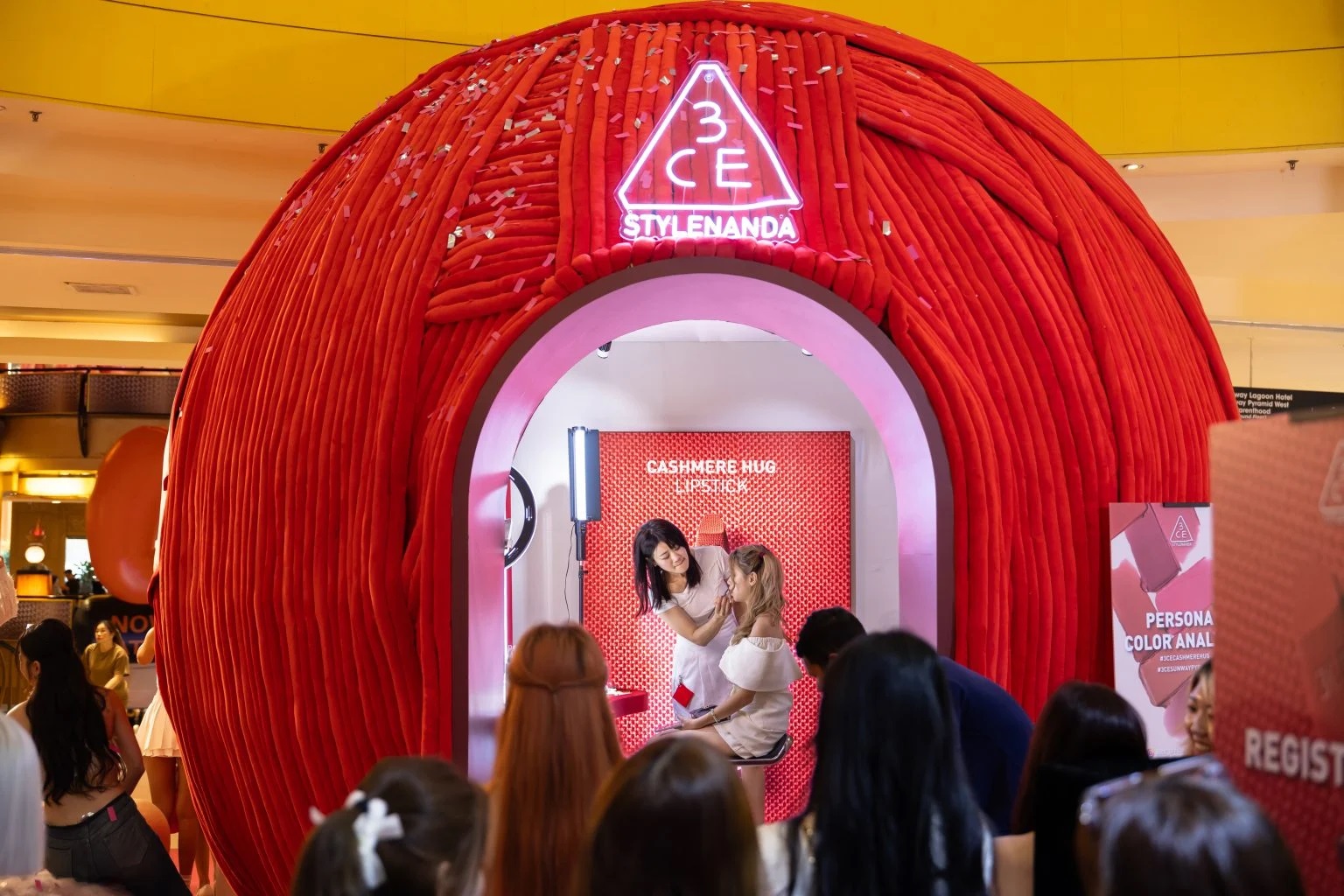 全新Cashmere Hug口红系列重新定义奢华，采用灵感来自羊绒质地的精緻设计，并配备独特的刷头设计，让你的双唇尽显优雅。