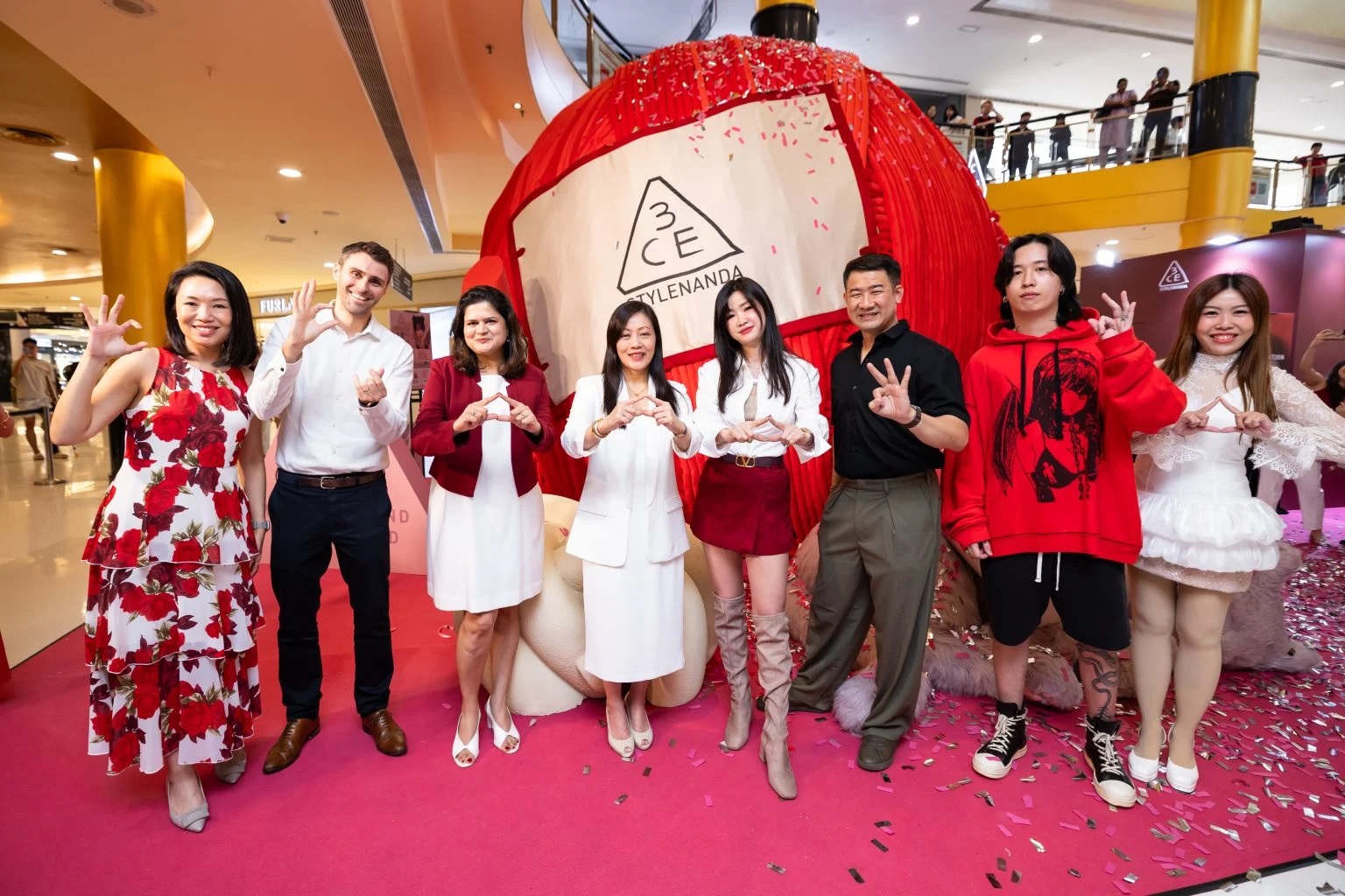 在3CE Cashmere Hug口红推介礼上，眾嘉宾一起庆祝美丽、时尚和自我表达的艺术。