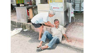 Photo of 目睹中年摔破头 派报员扶伤者到路边