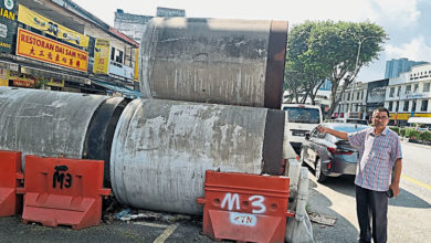 Photo of 承包商置放逾两年没动工  器材佔车位碍交通