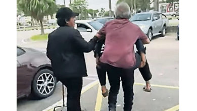 Photo of 背行动不便长者过马路 2善心警员获表扬