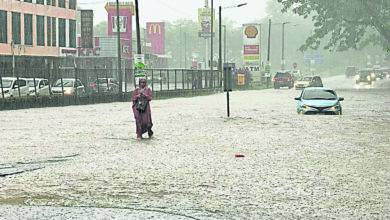 Photo of 古来21哩联邦大道淹水 2车冒险涉水抛锚