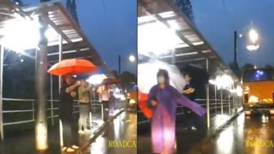 Photo of 老师冒雨撑伞护学生 巫裔家长感动: 对华小改观
