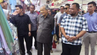Photo of 携妻儿逛斋月市集 民众争与敦马合照