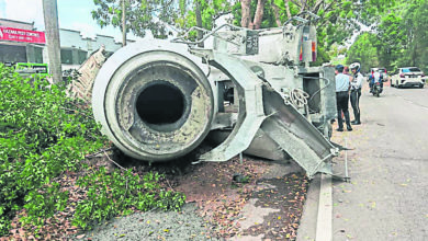 Photo of 突然爆胎失控侧翻 混凝土搅拌车压轿车