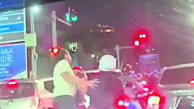 Photo of 司机交通灯前下车 打摩多骑士后脑勺