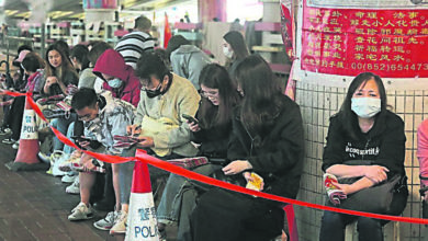 Photo of 香港鹅颈桥底排长龙 游客体验打小人习俗