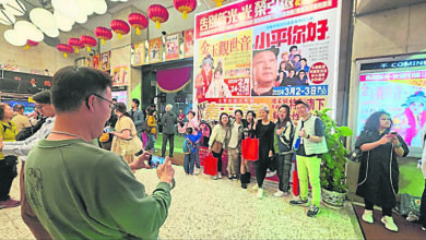 Photo of 53年历史新光戏院结业 港粤剧迷不舍拍照留念