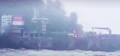 Photo of 油轮与货船相撞大火狂烧 航空燃油外泄 1人失踪32伤