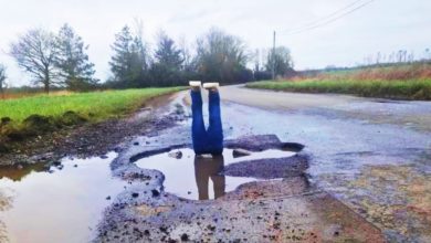 Photo of 英男不满路烂 幽默投诉奏效 假腿插坑 终获铺路