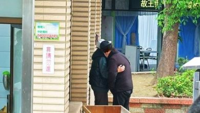 Photo of 浴缸水深才20cm 3岁童独自泡澡溺毙 父自责靠妻肩膀泪崩