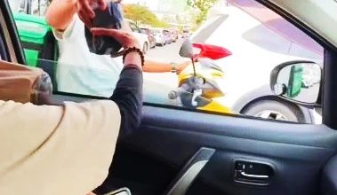 Photo of 塞车点外卖开斋 摩多直达车窗送食物